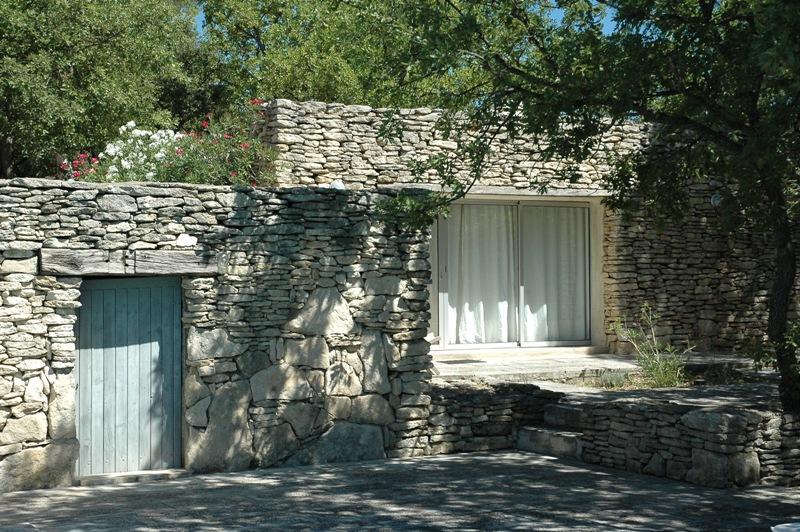 Luberon, maison dans la garrigue avec tennis et piscine